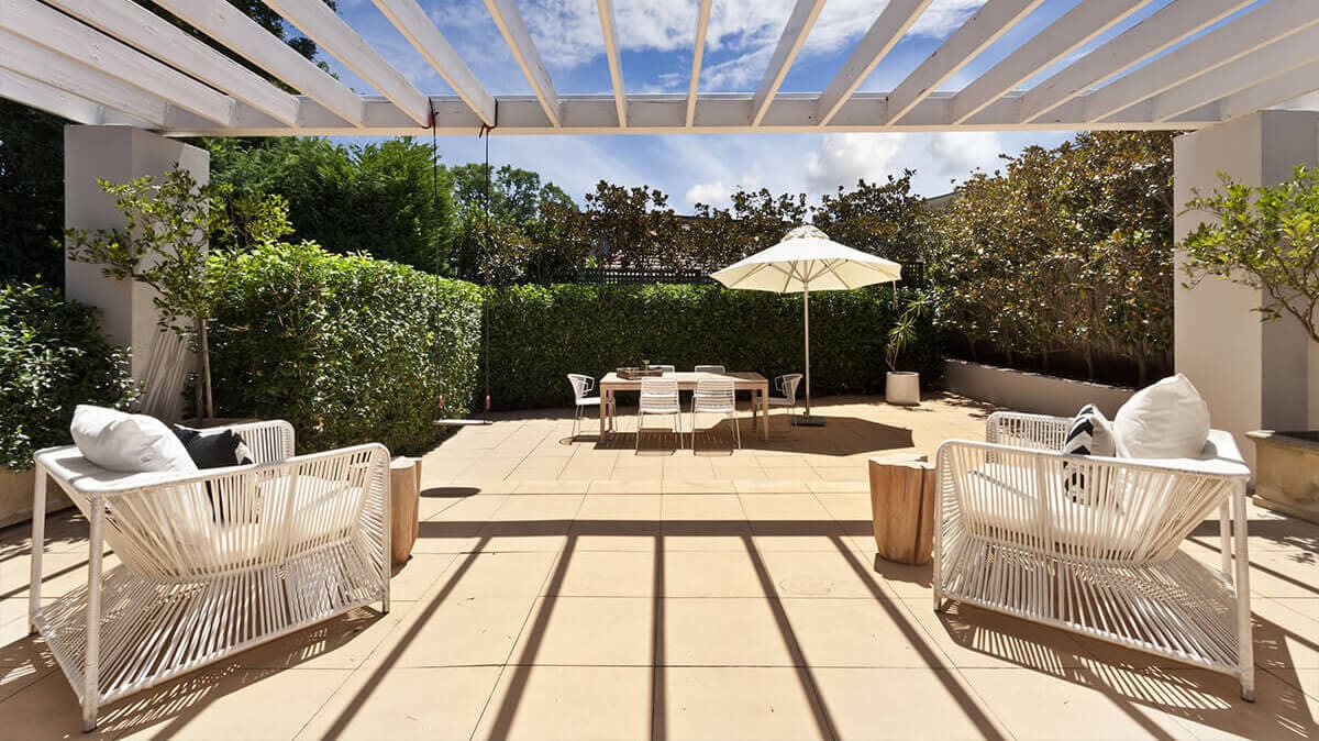 belle terrasse avec table de jardin