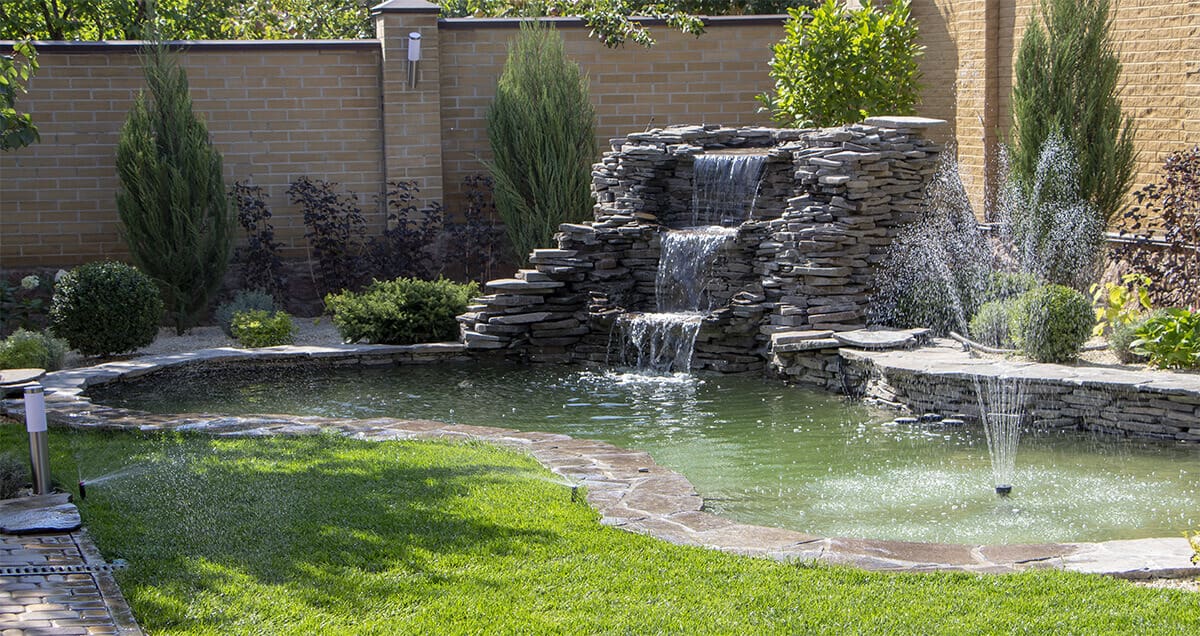 Fontaine extérieur donnant sur un bassin