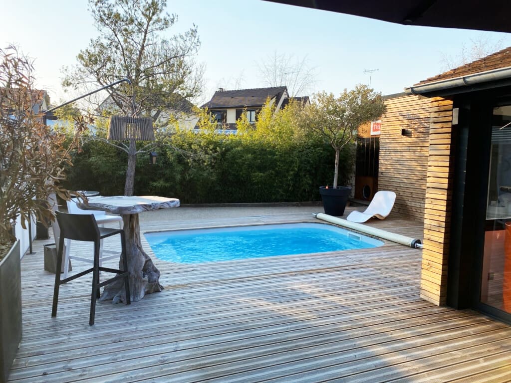 mini piscine avec une terrasse bois