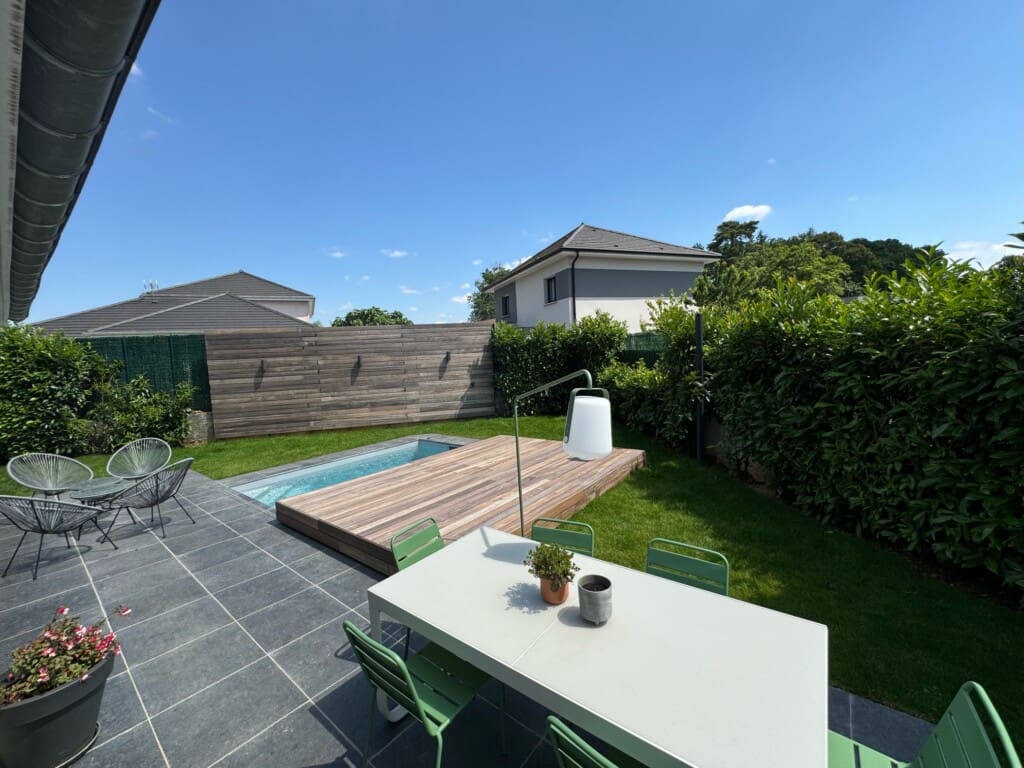 mini piscine avec jardin et terrasse mobile