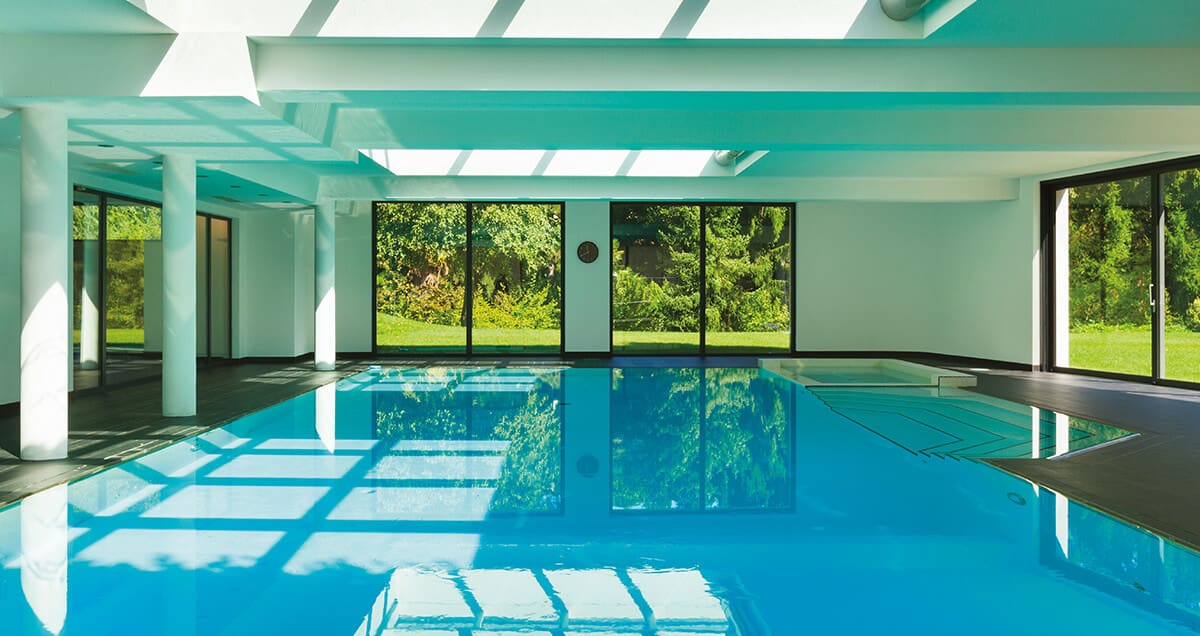 splendide piscine enterrée en intérieur 