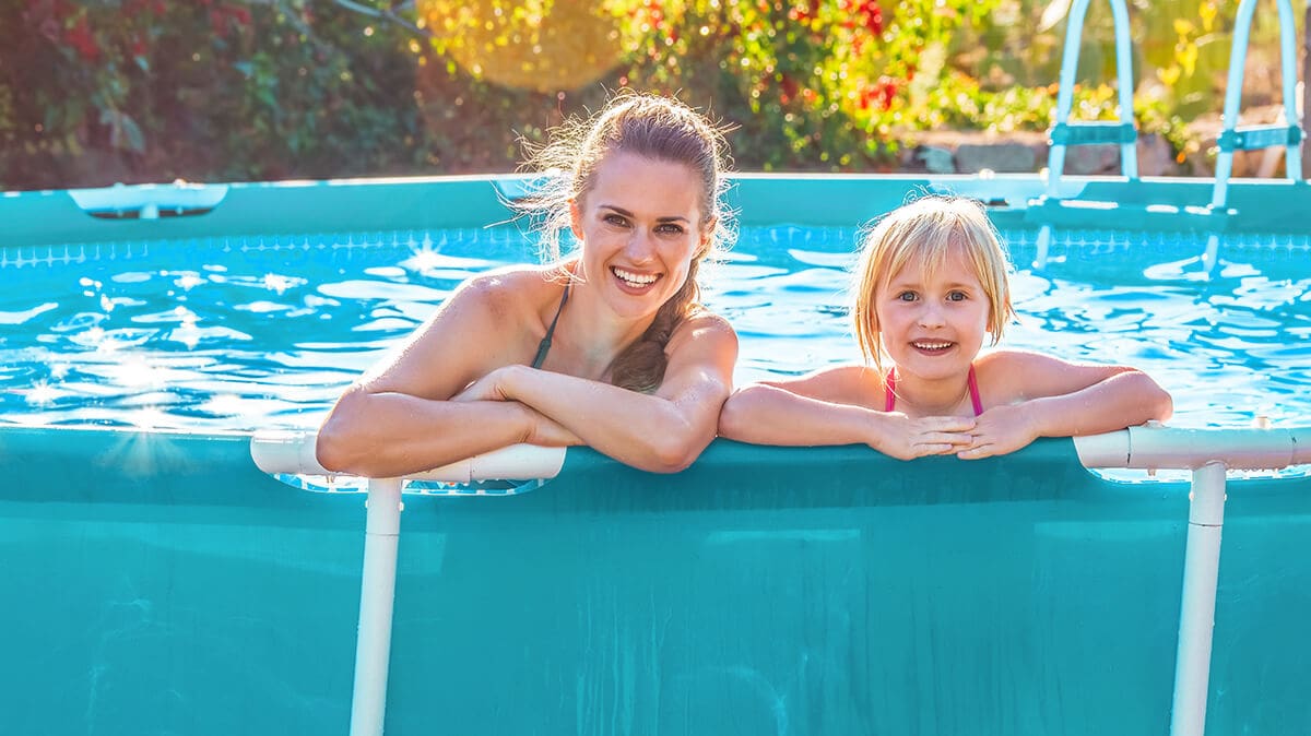 une mère et son enfant posant dans une piscine tubulaires