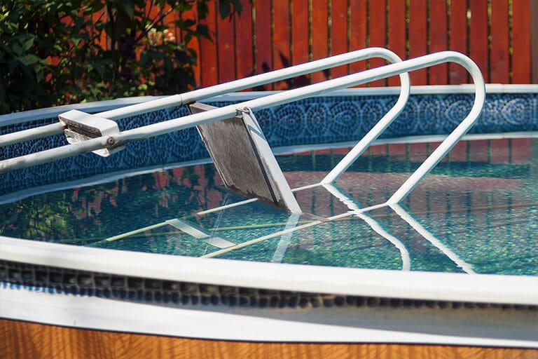 Echelle renversé dans une piscine hors-sol