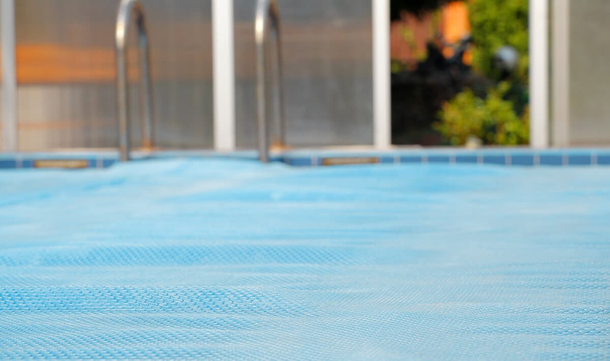 bâche recouvrant une piscine