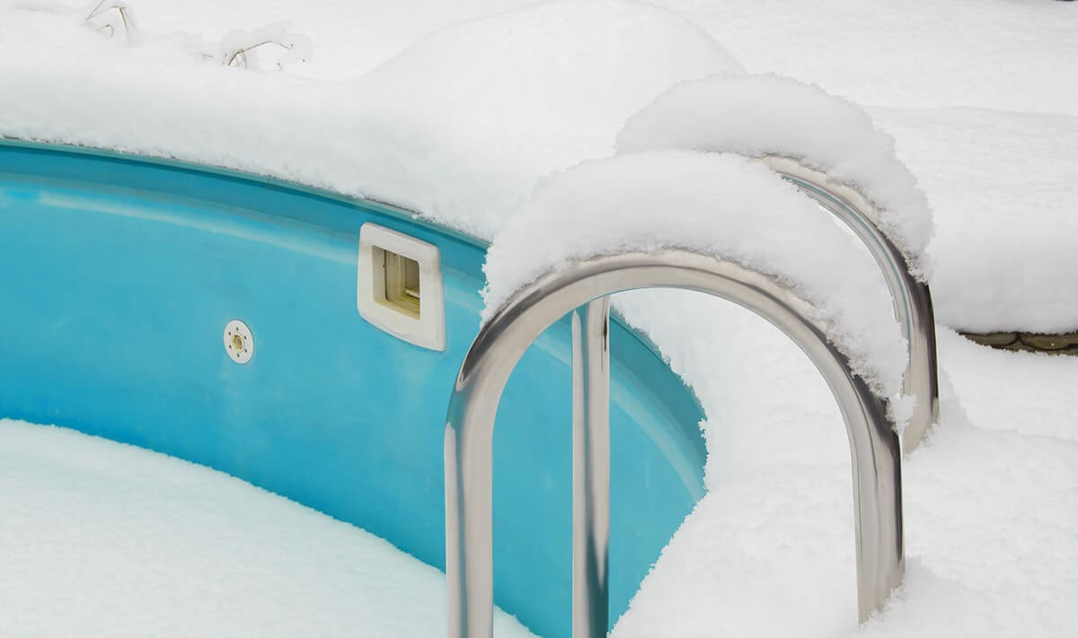 piscine sous la neige