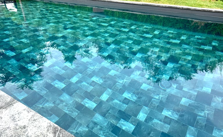 Piscine rénovée liner pierre de Bali