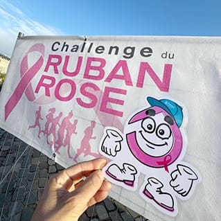 Photo de Hydro, la mascotte PISCINES HydroSud au Challenge du RUBAN ROSE