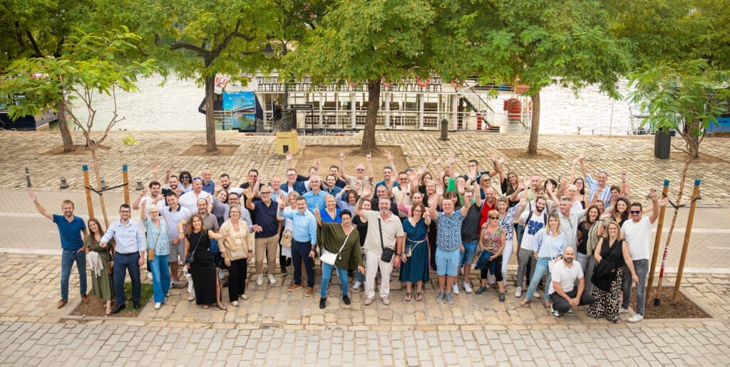 Photo de groupe des adhérents PISCINES HydroSud