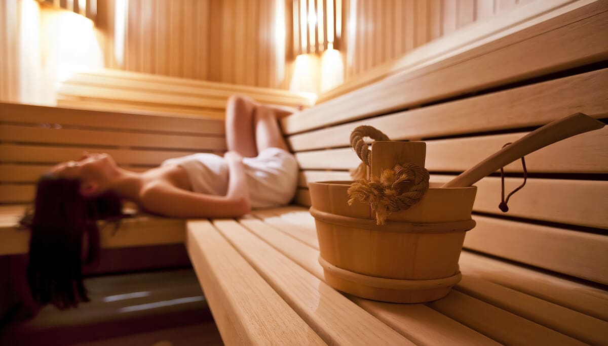 Femme allongé dans un sauna