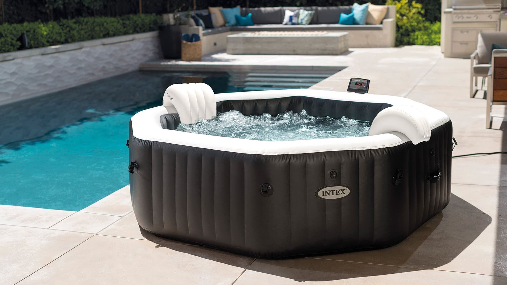 spa gonflable intex au bord d'une piscine